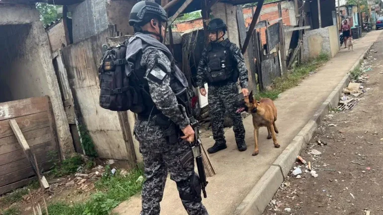 Operação da PM na Cidade de Deus começou no início da manhã e vai durar 24 horas