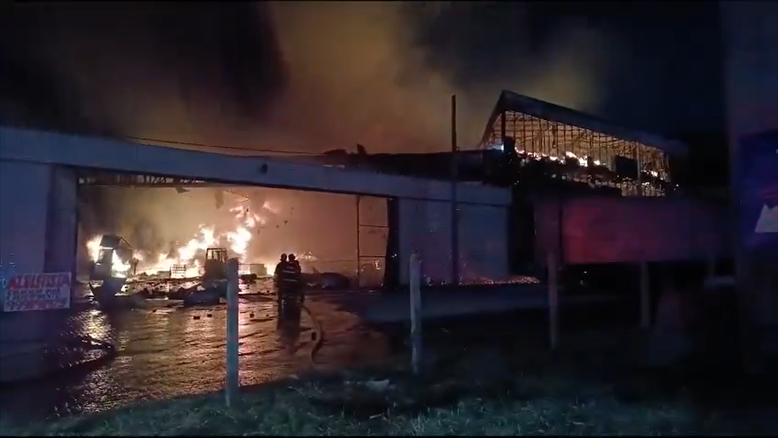 Incêndio em galpão de Embu das Artes