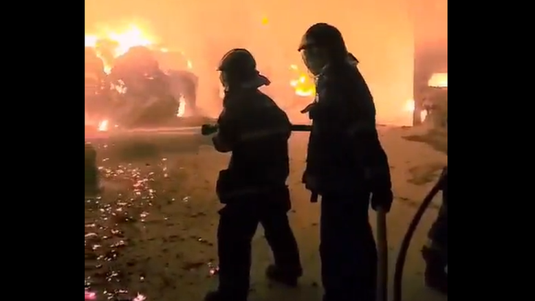 Incêndio de grandes proporções atinge galpão em Itaquaquecetuba, na Grande SP