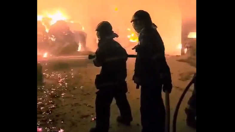 Incêndio de grandes proporções atinge galpão em Itaquaquecetuba, na Grande SP
