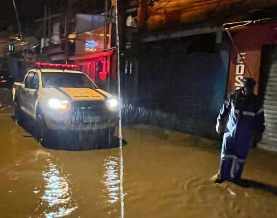 Forte chuva faz São Sebastião acionar sirene de evacuação por risco de deslizamento e inundação