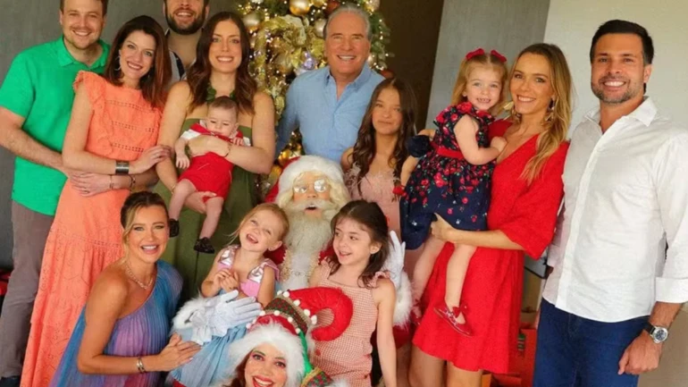 Roberto Justus ao lado dos seus filhos celebrando o Natal