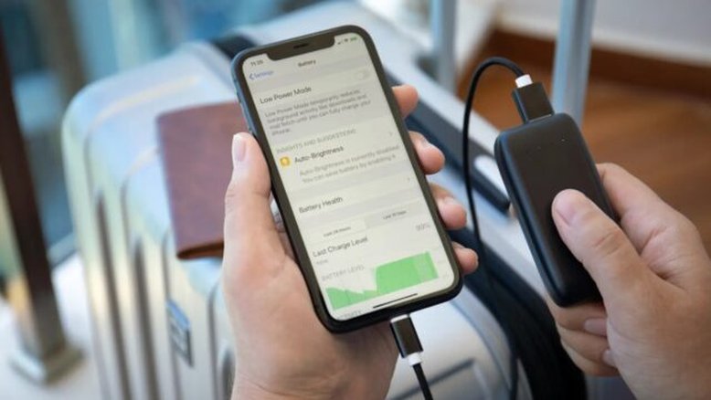 Por que você não deve carregar seu telefone em quiosques públicos