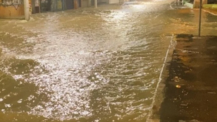 O acesso à Avenida Brasil, no Rio de Janeiro, foi liberado após o alagamento provocado pelas chuvas que atingiram a cidade e o Estado entre ontem e hoje