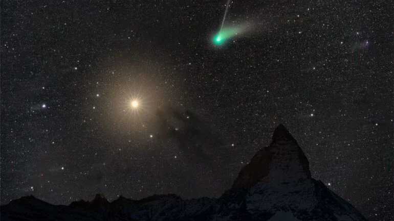Apelidado de Cometa Verde por conta da cor de sua cabeleira brilhante, o cometa C/2022 E3 (ZTF), passou quase na frente do planeta Marte, na perspectiva do observador terrestre, em fevereiro do ano passado. Neste registro, os dois corpos celestes foram capturados atrás de um famoso ícone da Terra – o Matterhorn, uma montanha nos Alpes, entre a Suíça e a Itália. A cauda de poeira branca do cometa está visível à direita da coma cometária verde, enquanto a cauda de íon azul claro segue em direção ao topo da imagem. O alaranjado planeta Marte brilha em meio às numerosas estrelas de fundo, iluminando também a nebulosa escura Barnard 22, abaixo e à direita do nosso vizinho no Sistema Solar