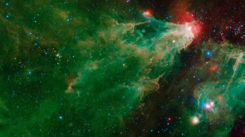 Esta imagem das regiões Cepheus C e Cepheus B, na Constelação de Cepheus, combinou dados do Telescópio Espacial Spitzer. Nela, há vários aglomerados de estrelas nascidos dos mesmos conjuntos densos de gás e poeira. O grande delta verde e laranja que preenche a maior parte da imagem é uma nebulosa distante ou uma nuvem de gás e poeira no espaço. A região brilhante é iluminada por estrelas massivas, pertencentes a um aglomerado que se estende acima da mancha branca. À esquerda, em meio à nuvem verde, há um punhado de estrelas bebês, na região conhecida como Cepheus C. À direita, o aglomerado de estrelas na parte superior é Cepheus B, que está a uma distância de alguns milhares de anos-luz do nosso Sol