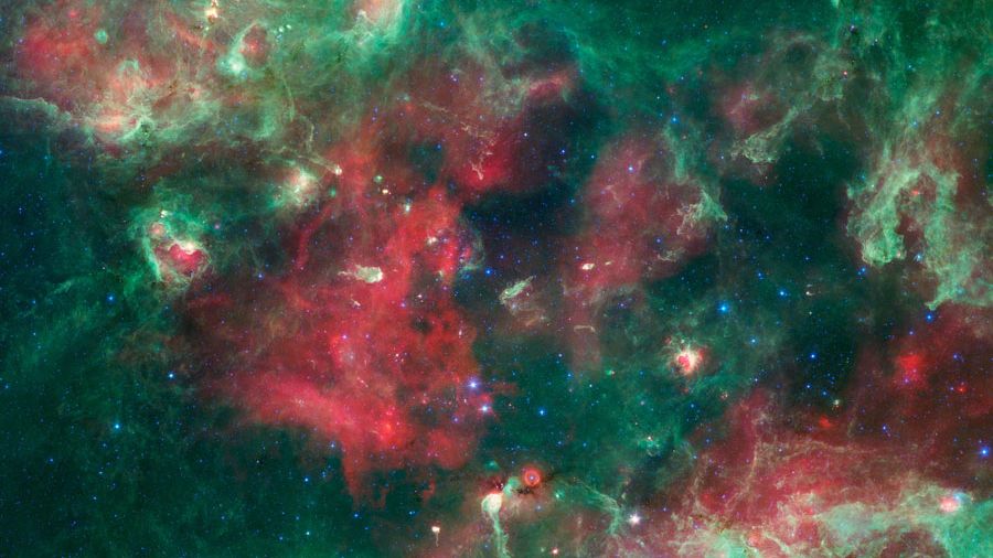 Nesta imagem, as regiões mais quentes estão coloridas com mais azul. Elas representam grandes bolhas de gás quente infladas pelos ventos de estrelas massivas, logo após sua formação. Essas bolhas em expansão varrem o gás e até colidem, criando regiões suficientemente densas para colapsar gravitacionalmente mais estrelas. A fábrica estelar Cygnus-X abrange mais de 600 anos-luz, contém mais de um milhão de vezes a massa do nosso Sol e brilha de forma proeminente em infravermelho. Cygnus-X fica a 4,5 mil anos-luz de distância, na direção da Constelação do Cisne