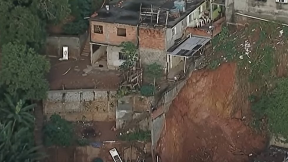 SP: deslizamento de terra faz 28 casas serem interditadas em Osasco