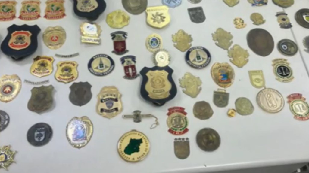 RJ: polícia fecha fábrica que produzia distintivos falsos de todo País