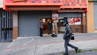 Funcionários fecham restaurante após surto de violência um dia após o presidente do Equador, Daniel Noboa, declarar estado de emergência em Quito