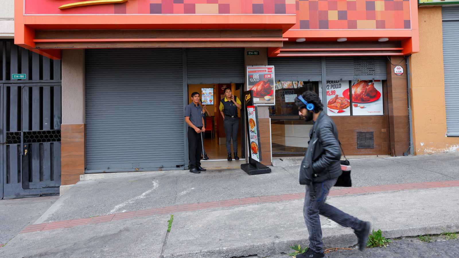 Funcionários fecham restaurante após surto de violência um dia após o presidente do Equador, Daniel Noboa, declarar estado de emergência em Quito