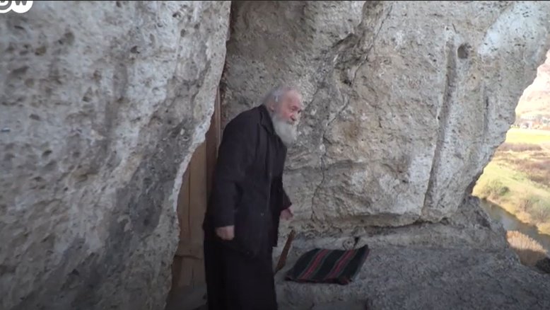 O irmão Efimie, um eremita de 75 anos que vive em uma caverna na Europa