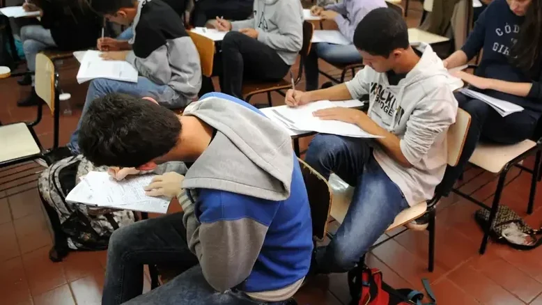 Lula sanciona 'Pé de Meia', programa de poupanças para estudantes do ensino médio