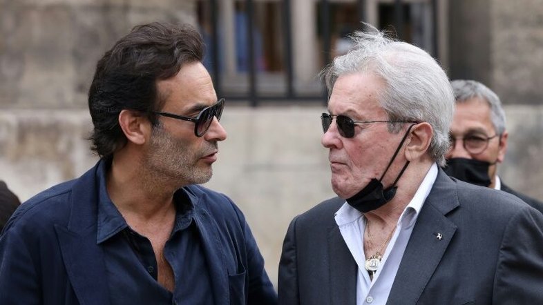 Crise na família de Alain Delon não está relacionada à herança, diz filho