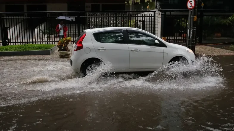 São Paulo e Rio têm alerta vermelho para fortes chuvas e ventos