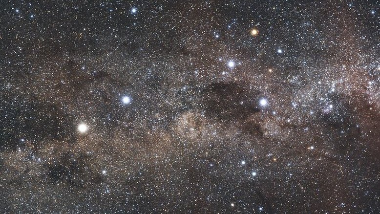 A nebulosa conhecida como Saco de Carvão (Caldwell 99), localizada na Constelação do Cruzeiro do Sul, é uma das nebulosas escuras mais proeminentes visíveis a olho nu. Uma bela vista no céu meridional, ela projeta uma silhueta escura contra a faixa brilhante de estrelas da Via Láctea. Caldwell 99 está localizada a aproximadamente 600 anos-luz de distância da Terra