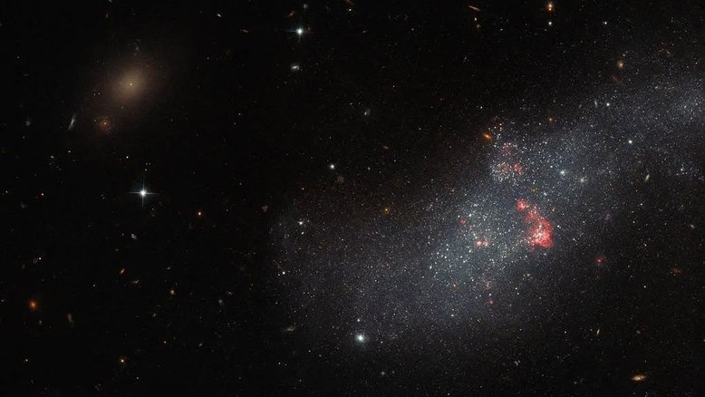 UGCA 307 é uma pequena galáxia que consiste numa faixa difusa de estrelas, contendo bolhas vermelhas de gás, que marcam regiões de formação estelar recente. Ela fica a cerca de 26 milhões de anos-luz da Terra, na Constelação do Corvo. UGCA 307 é uma diminuta galáxia anã sem uma estrutura definida, parecendo nada mais do que uma mancha nebulosa de nuvem passageira 