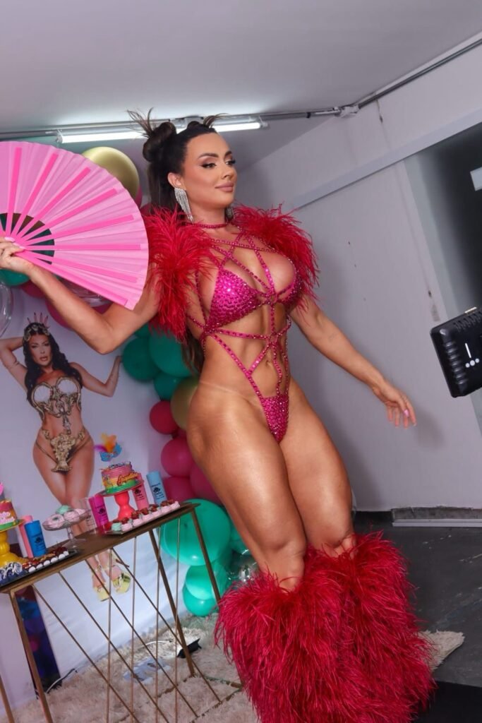 Juju Salimeni exibe corpo sarado em body cavado durante ensaio no Anhembi