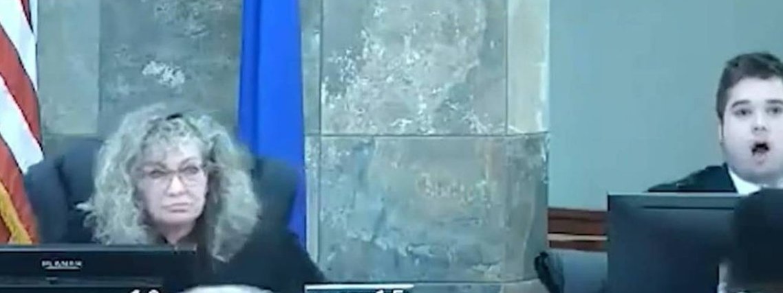 Vídeo: homem condenado por agressão ataca juíza nos EUA após sentença