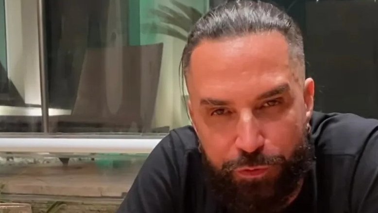 Mansão de Latino em leilão não é arrematada e dívida milionária do cantor aumenta