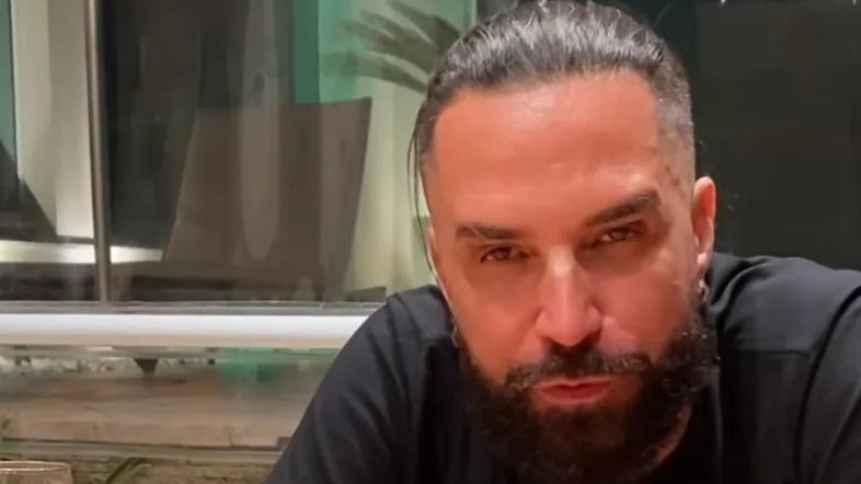 Mansão de Latino em leilão não é arrematada e dívida milionária do cantor aumenta