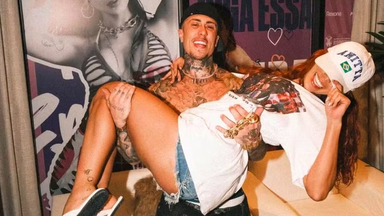 MC Daniel posa com Anitta no colo