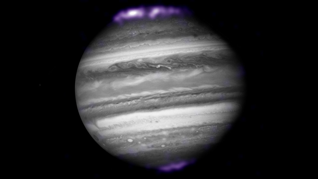 Os tons roxos nesta imagem mostram emissões de raios X das auroras de Júpiter, detectadas pelo Telescópio Espacial Chandra, da Nasa, em 2007. Elas estão sobrepostas a uma imagem de Júpiter obtida pelo Telescópio Espacial Hubble. Júpiter é o único planeta gigante gasoso onde os cientistas detectaram auroras de raios X. Auroras foram detectadas em sete planetas do Sistema Solar. Alguns desses shows de luzes são visíveis ao olho humano, mas outros geram comprimentos de onda de luz que só podem ser vistos com telescópios especializados. Comprimentos de onda mais curtos requerem mais energia para serem produzidos. Júpiter tem as auroras mais poderosas do Sistema Solar e é o único dos quatro planetas gigantes com uma aurora que emite raios X