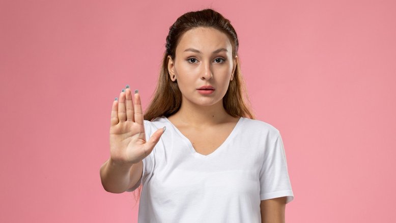 Mulher faz sinal com a mão