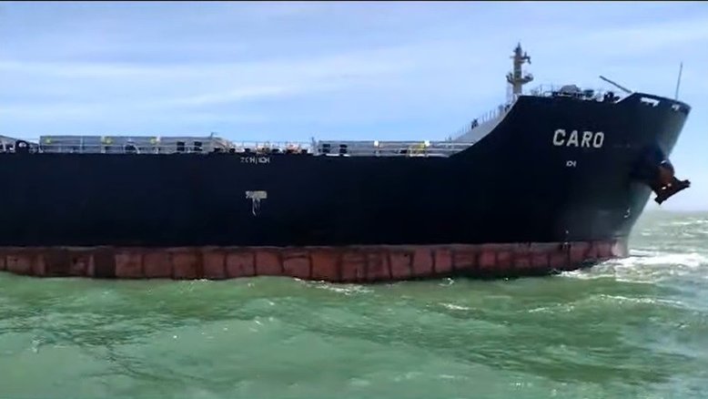 Navio do Reino Unido completa 15 dias encalhado em mar de São João da Barra