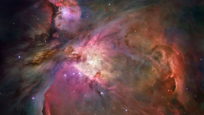 Considerado o fogo cósmico da criação pela civilização Maia, na América Central, o M42 brilha intensamente na Constelação de Órion. Popularmente chamada de Nebulosa de Órion, este berçário estelar foi observado por muitas culturas diferentes ao longo da história da humanidade. A nebulosa está a apenas 1,5 mil anos-luz de distância, sendo a região de formação estelar mais próxima da Terra. Devido ao seu brilho, logo abaixo do Cinturão de Órion, M42 pode ser vista a olho nu