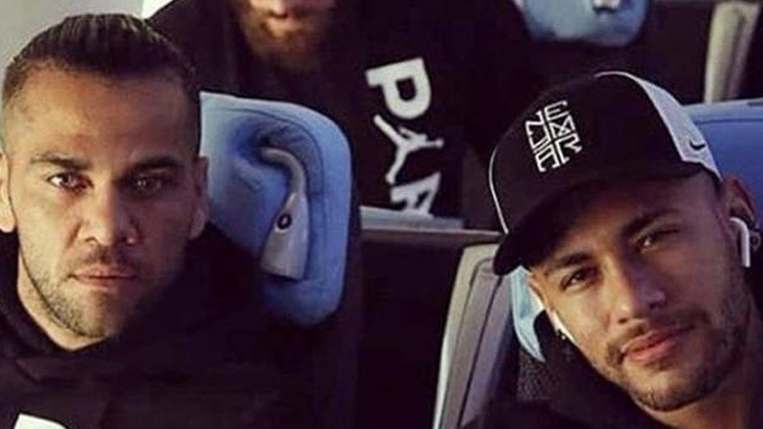 Assessoria de Neymar se pronuncia após possível ajuda financeira do pai do jogador a Daniel Alves