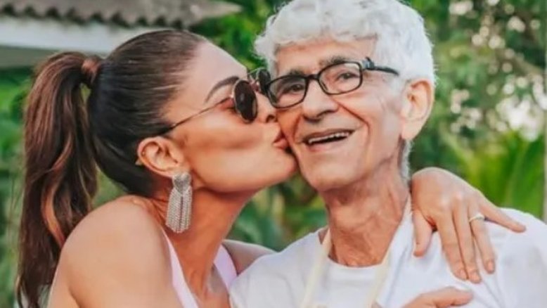 Juliana Paes ao lado de seu pai, Carlos Henrique