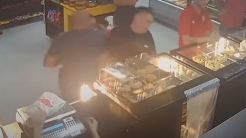SP: policial agride homem em padaria por achar que ele furou a fila