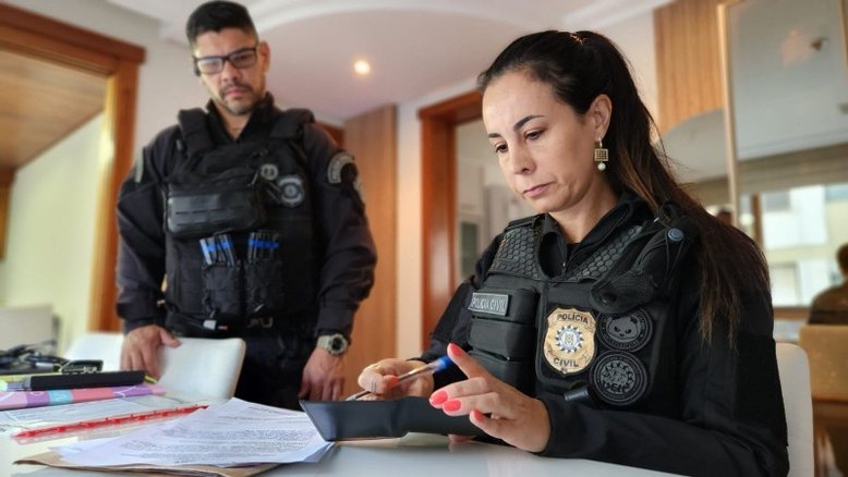 Agentes da Polícia Civil durante a Operação Capa Dura