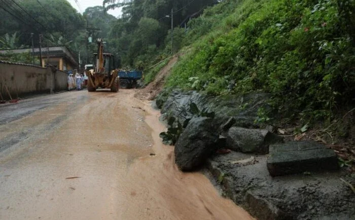 Chuva no litoral abre cratera em São Sebastião e faz Santos colocar morros em atenção