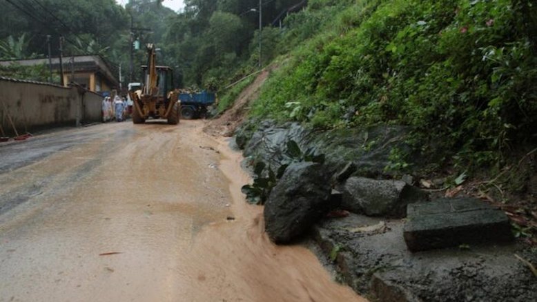 Chuva no litoral abre cratera em São Sebastião e faz Santos colocar morros em atenção