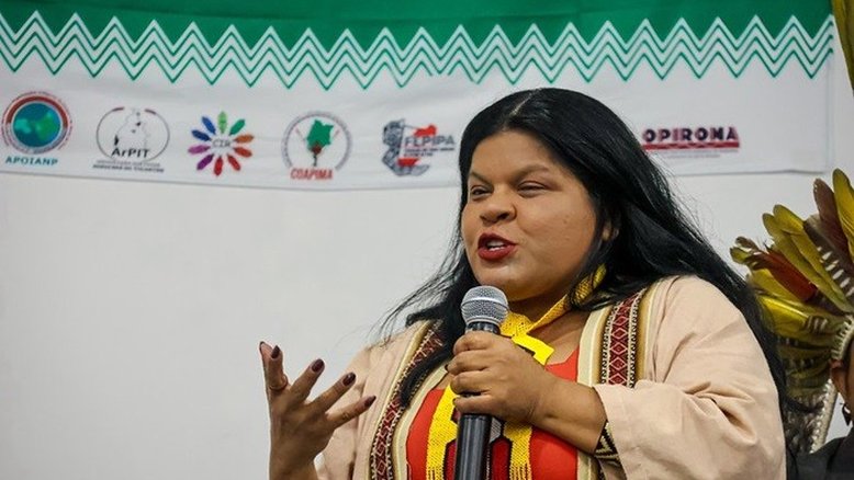 Ministra Sonia Guajajara sofreu alteração da pressão arterial e segue estável, diz boletim médico