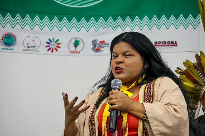 Ministra Sonia Guajajara sofreu alteração da pressão arterial e segue estável, diz boletim médico