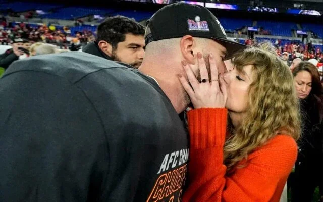 Taylor Swift beija namorado em campo após time avançar para o Super Bowl 2024