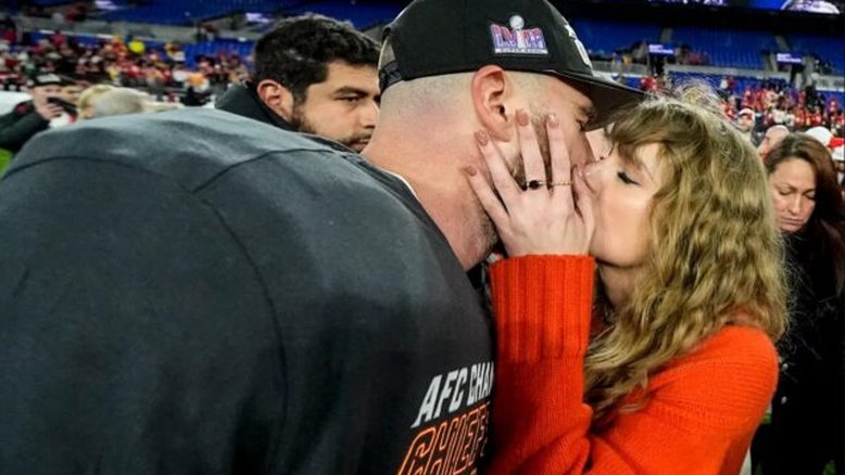 Taylor Swift beija namorado em campo após time avançar para o Super Bowl 2024