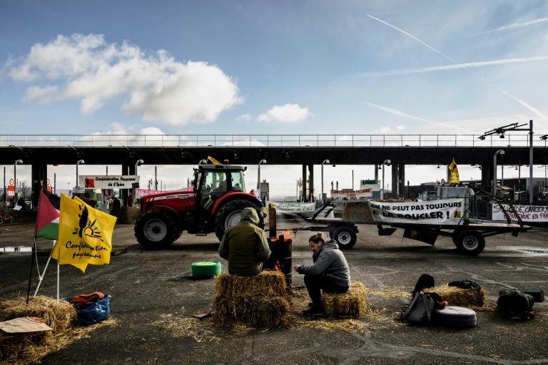 Últimos bloqueios de estradas feitos pelos agricultores na França são retirados