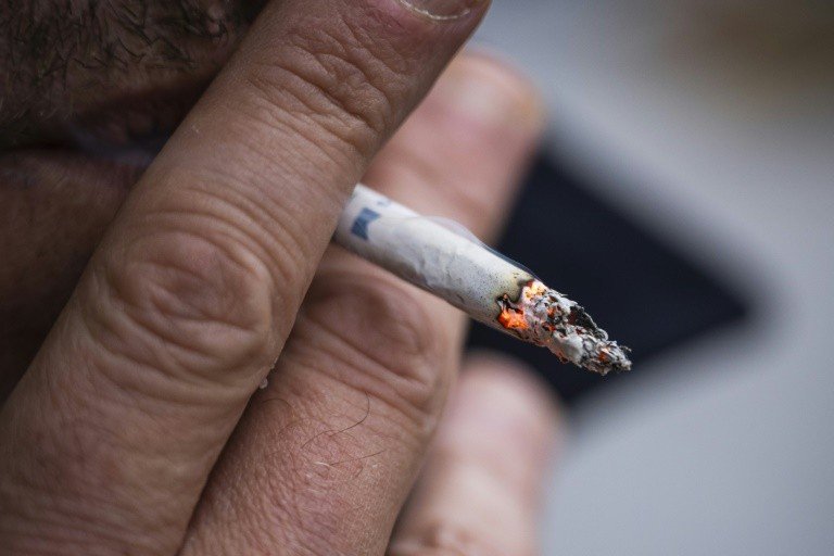 Reino Unido aprova proibir venda de cigarros a qualquer pessoa nascida após 2008