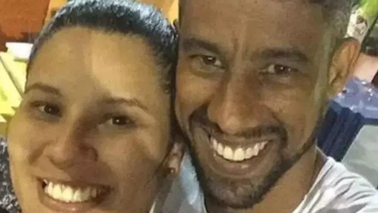 Irmã do ex-jogador Léo Moura é presa por venda de ingressos falsos para Sapucaí
