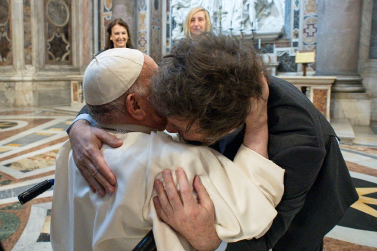 Papa Francisco e Milei registram abraço 'hermano' no Vaticano