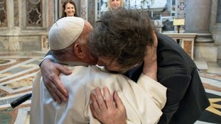 Papa Francisco e Milei registram abraço 'hermano' no Vaticano
