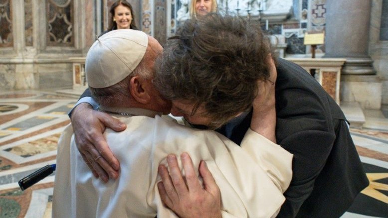Papa Francisco e Milei registram abraço 'hermano' no Vaticano