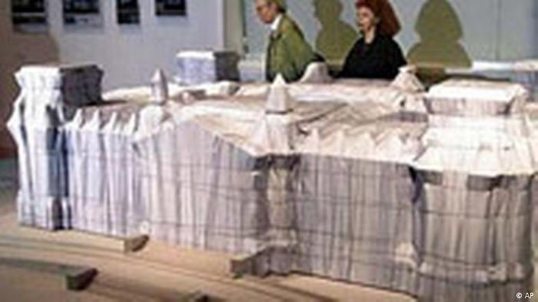 1994: Christo pode empacotar o Reichstag
