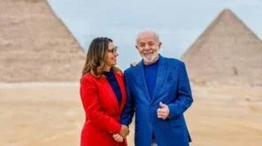 Imagem divulgada pela Presidência brasileira mostra o presidente Luiz Inácio Lula da Silva e sua esposa Janja posando para fotos durante sua visita ao planalto das Pirâmides de Gizé, nos arredores do Cairo - Brazilian Presidency/AFP