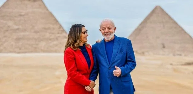 Imagem divulgada pela Presidência brasileira mostra o presidente Luiz Inácio Lula da Silva e sua esposa Janja posando para fotos durante sua visita ao planalto das Pirâmides de Gizé, nos arredores do Cairo - Brazilian Presidency/AFP