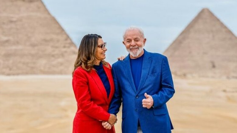 Imagem divulgada pela Presidência brasileira mostra o presidente Luiz Inácio Lula da Silva e sua esposa Janja posando para fotos durante sua visita ao planalto das Pirâmides de Gizé, nos arredores do Cairo - Brazilian Presidency/AFP